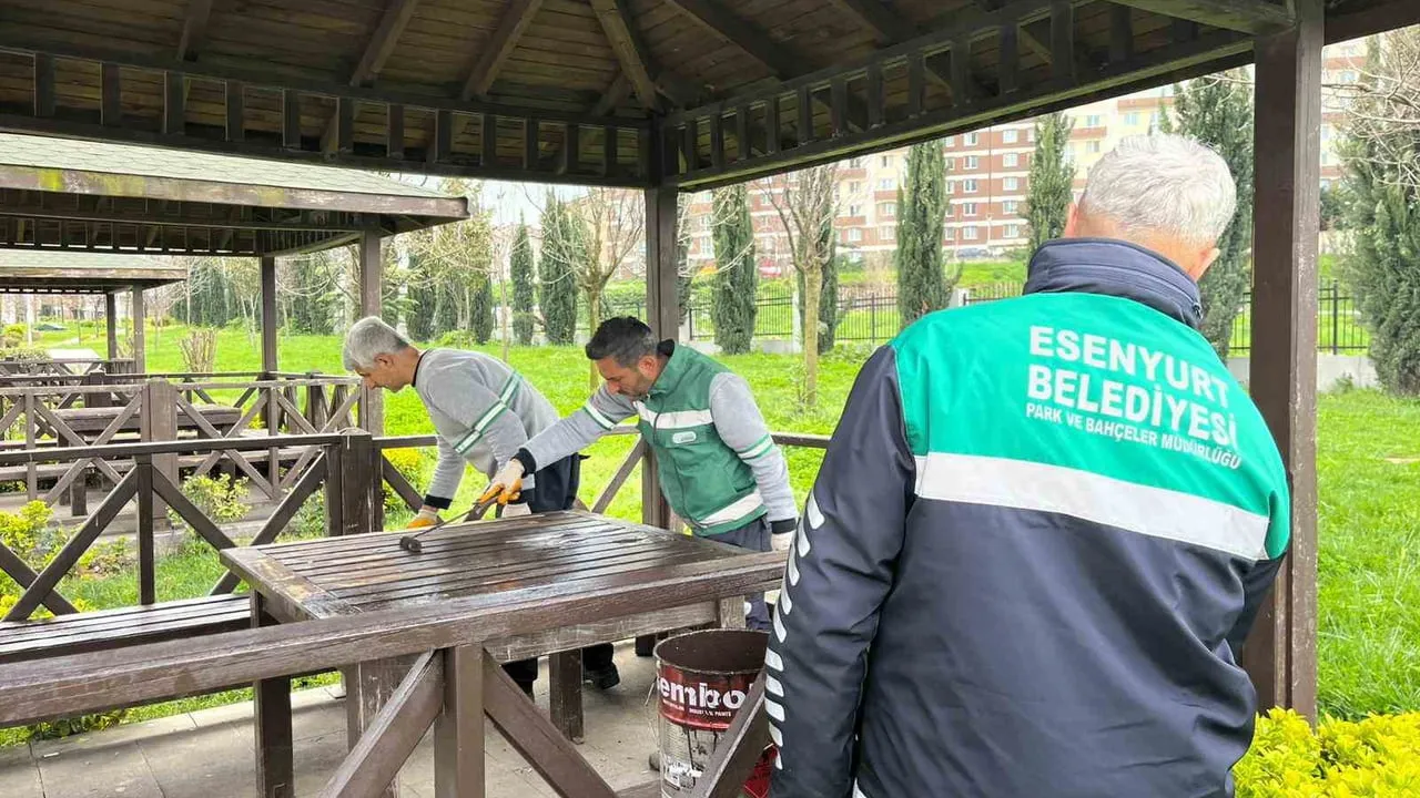 Esenyurt Belediyesi baharla birlikte park ve yeşil alan bakımını artırdı
