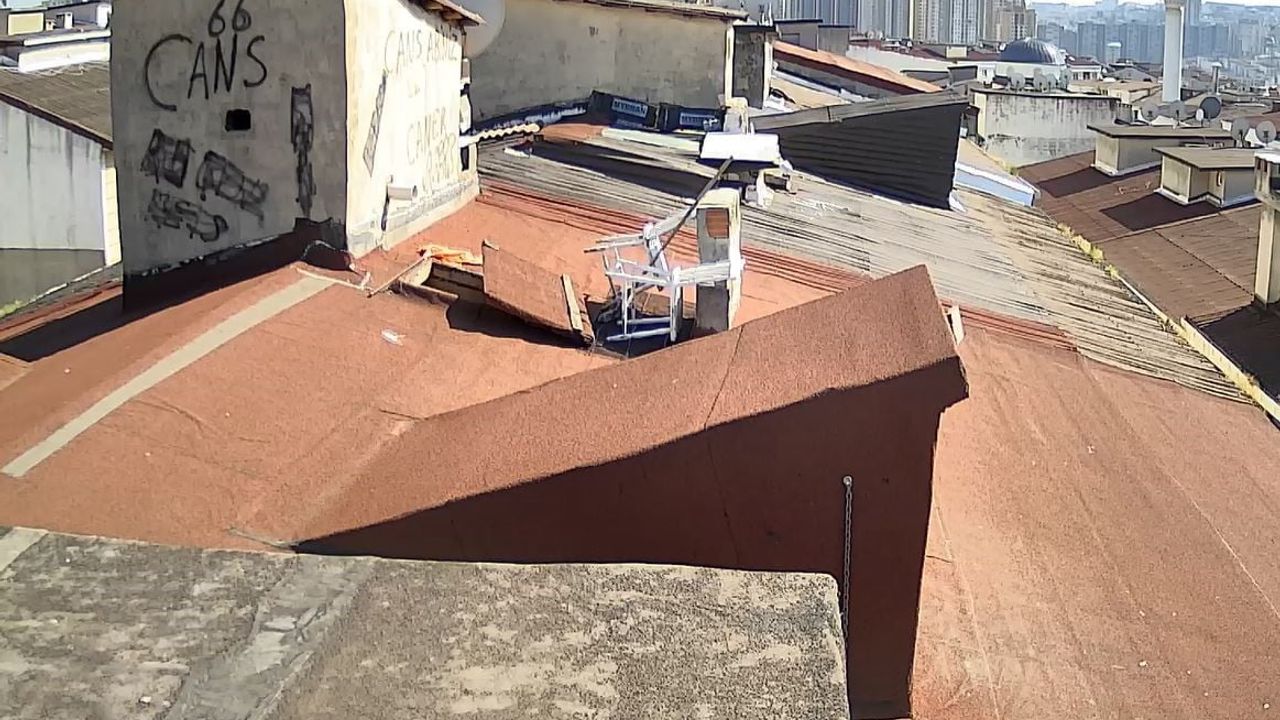 Esenyurt'ta çatılardan apartman boşluğuna giren şahıs asansör parçalarını çaldı