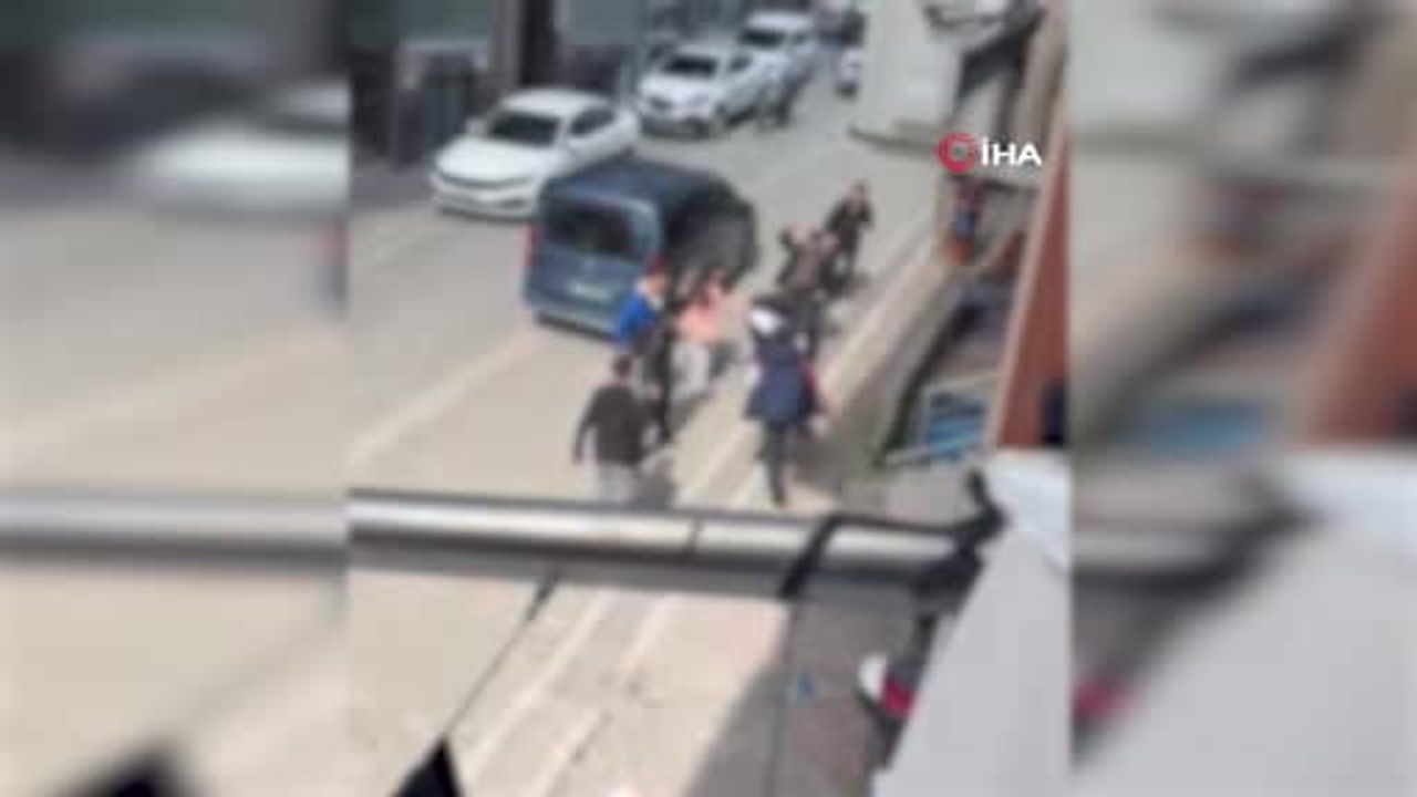 Esenyurt'ta lise öğrencileri sokak kavgası: 'Kız arkadaşıma baktın' iddiası