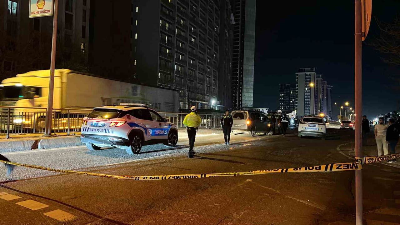 Esenyurt'ta motosiklet, karşıya geçen yayaya çarptı: Sürücü hayatını kaybetti, iki yaralı