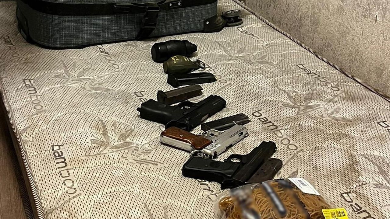 Esenyurt'ta operasyonda 2.5 kilogram eroin, el bombası ve 4 ruhsatsız tabanca ele geçirildi