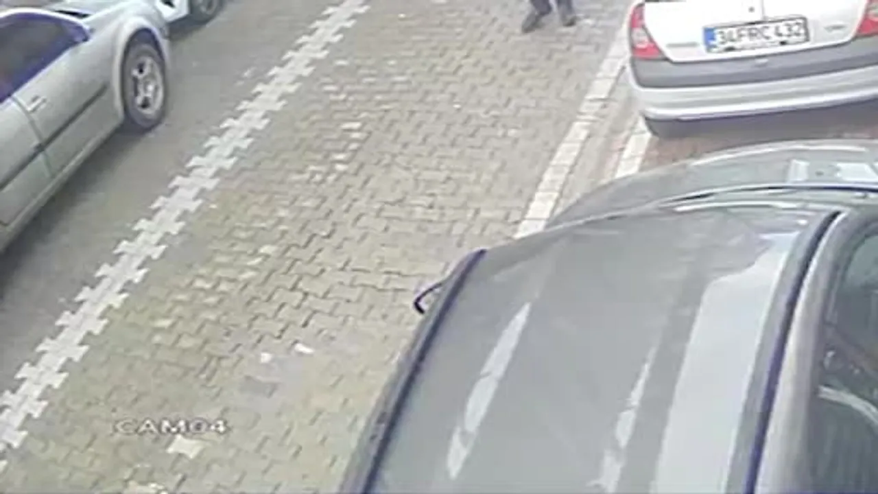 Esenyurt'ta sosyal medya tartışması sonrası servis bekleyen kadına sokak ortasında darp