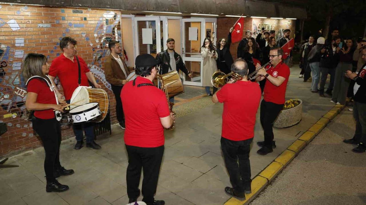 Eskişehir Anadolu Üniversitesi'nde Kosova galibiyeti coşkuyla izlendi