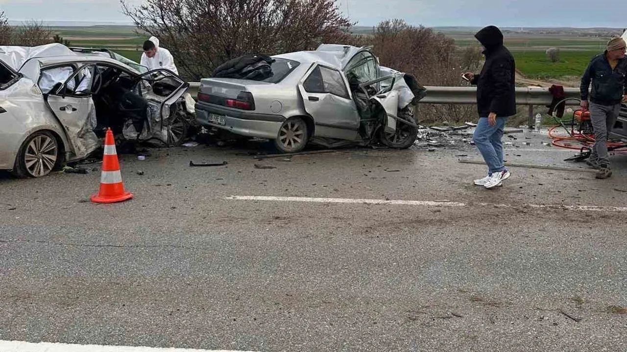 Eskişehir-Ankara yolunda kaza: Sivrihisar'da 4 ölü, 2 yaralı