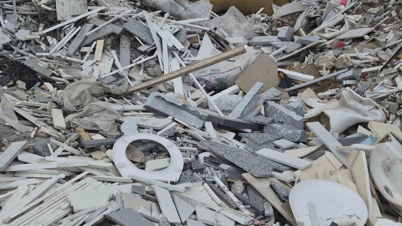 Eskişehir Baksan Sanayi Sitesi'ndeki boş araziler mermer atıkları ve molozlarla doldu