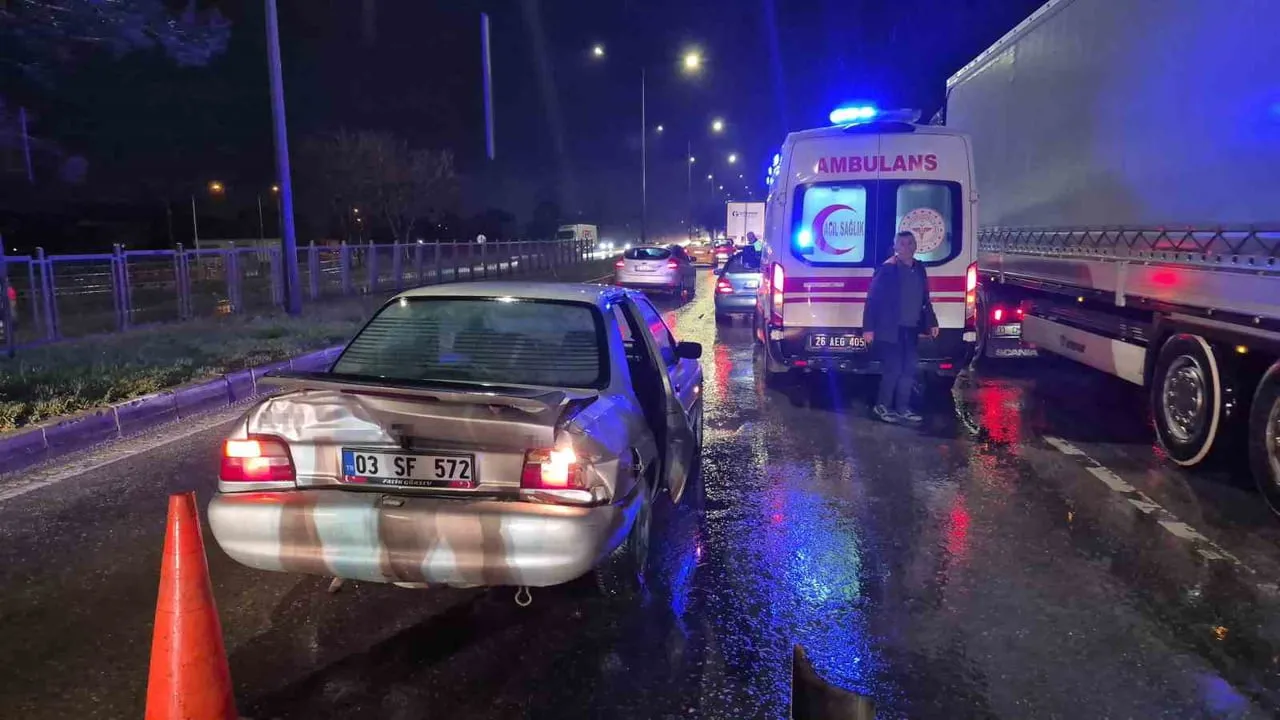 Eskişehir Çevre Yolu'nda zincirleme kaza: 4 kişi yaralandı