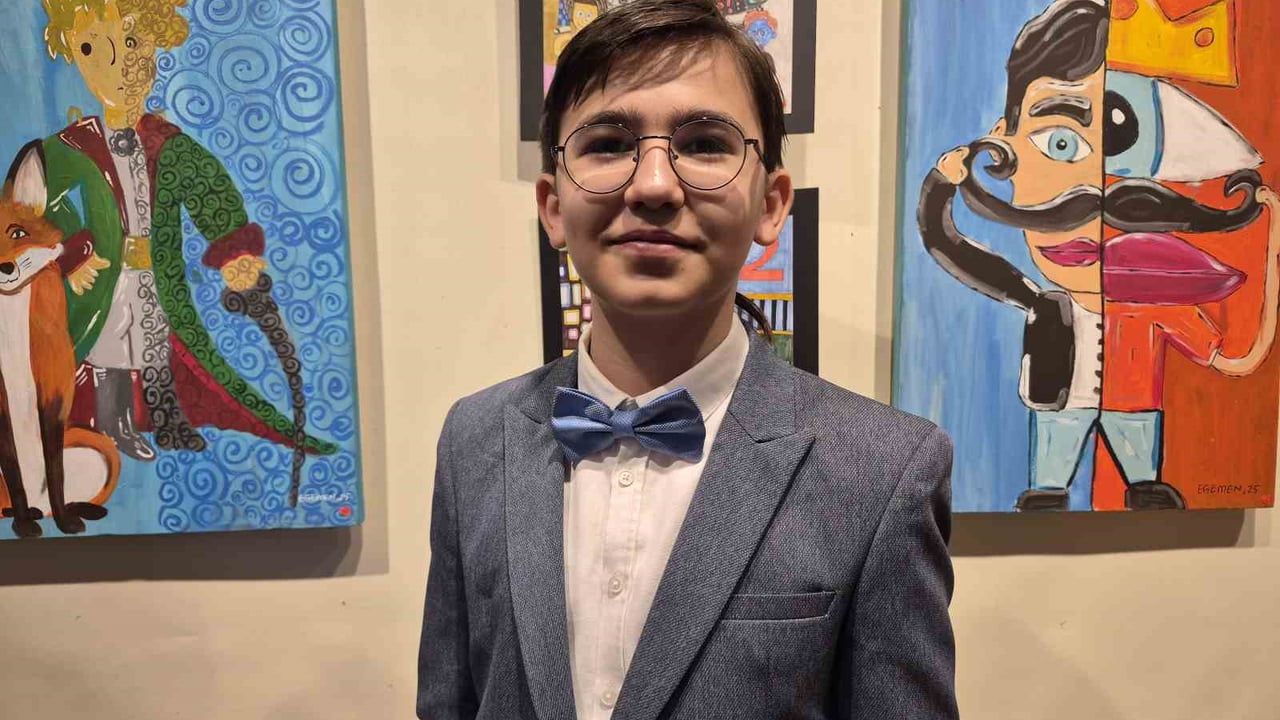 Eskişehir'de 12 yaşındaki Egemen Eren'in 'Fikirlerin Okyanusu' resim sergisi açıldı