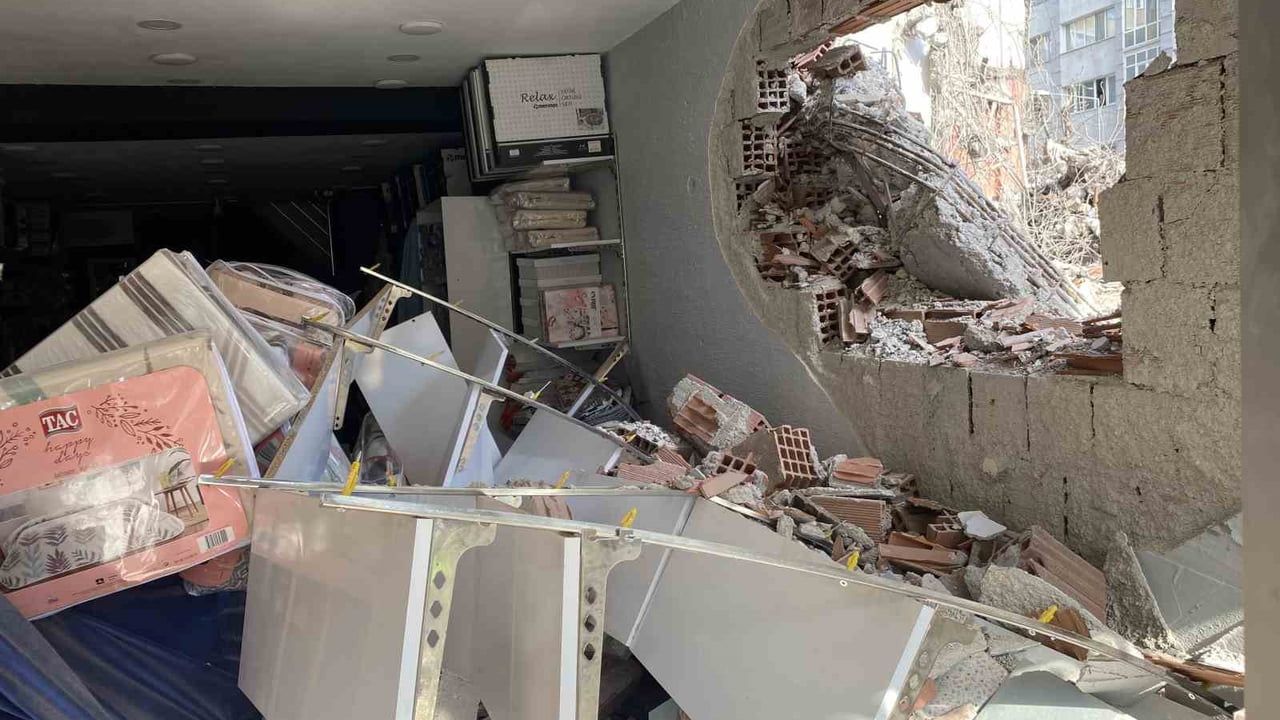 Eskişehir'de 8 katlı bina yıkımı İbrahim Karaoğlanoğlu Caddesi esnafını mağdur etti