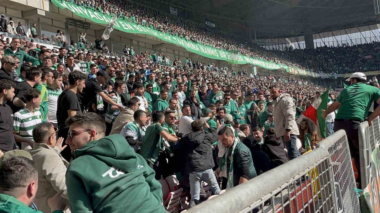 Eskişehir'de Ankara Demirspor-Bursaspor maçında taraftar kavgası polis müdahalesiyle kontrol altına alındı