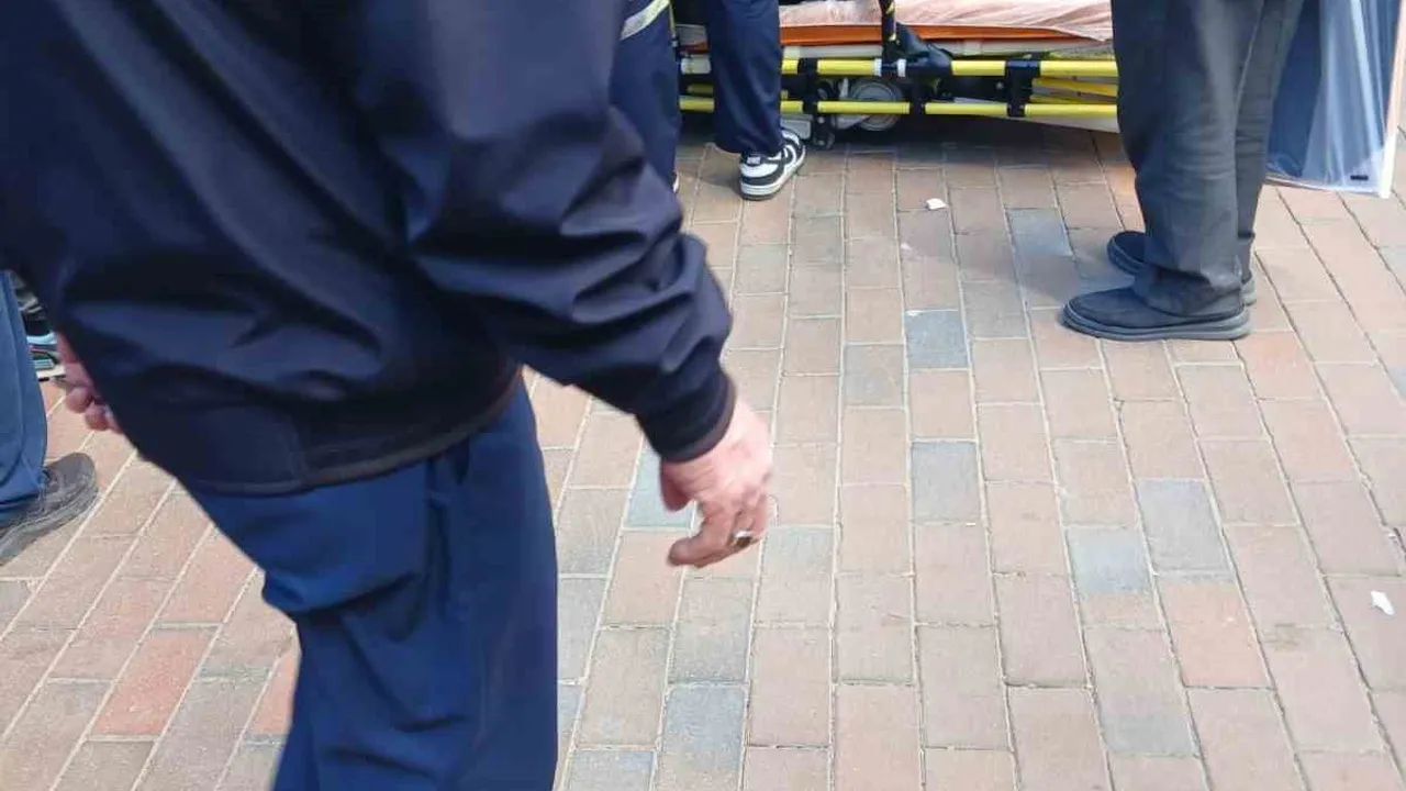 Eskişehir'de Arifiye Mahallesi Hamam Yolu Caddesi'nde düşen adam ambulans içinde tedavi edildi