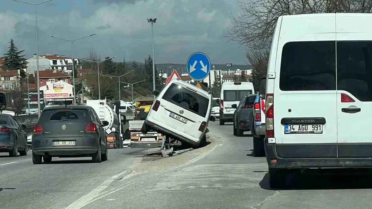 Eskişehir'de çevreyolunda bariyerlerin üzerinde asılı kalan hafif ticari araç