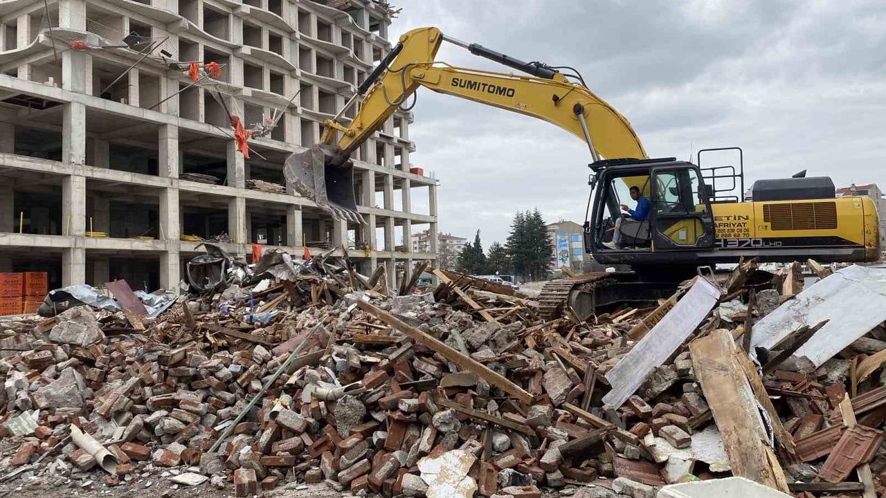 Eskişehir'de çöken binanın yanındaki riskli yapı kontrollü şekilde yıkıldı