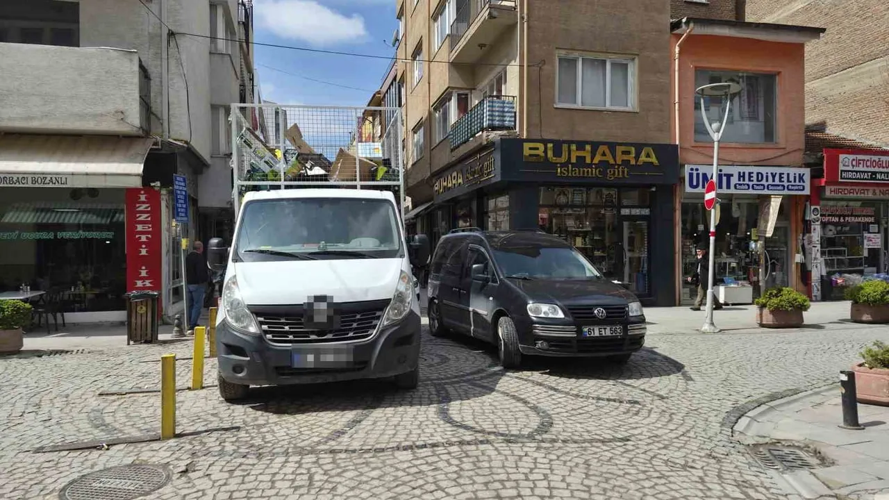 Eskişehir'de Demirciler Sokak'ta hatalı park yolun daralmasına neden oldu