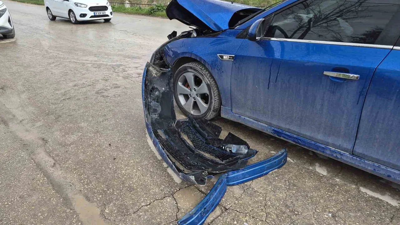 Eskişehir'de 'dur' levhasına uymayan otomobil çöp kamyonuna çarptı: 1 yaralı