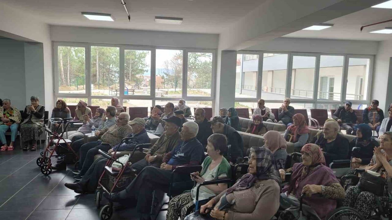 Eskişehir'de Fethi Yılmaz Sezer Huzurevi’nde yaşlılara özel tiyatro gösterisi