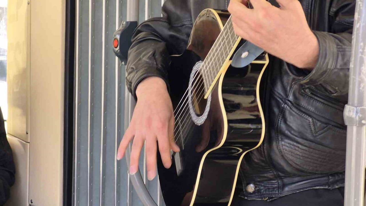 Eskişehir'de genç müzisyen tramvayda gitarıyla yolcularla buluştu