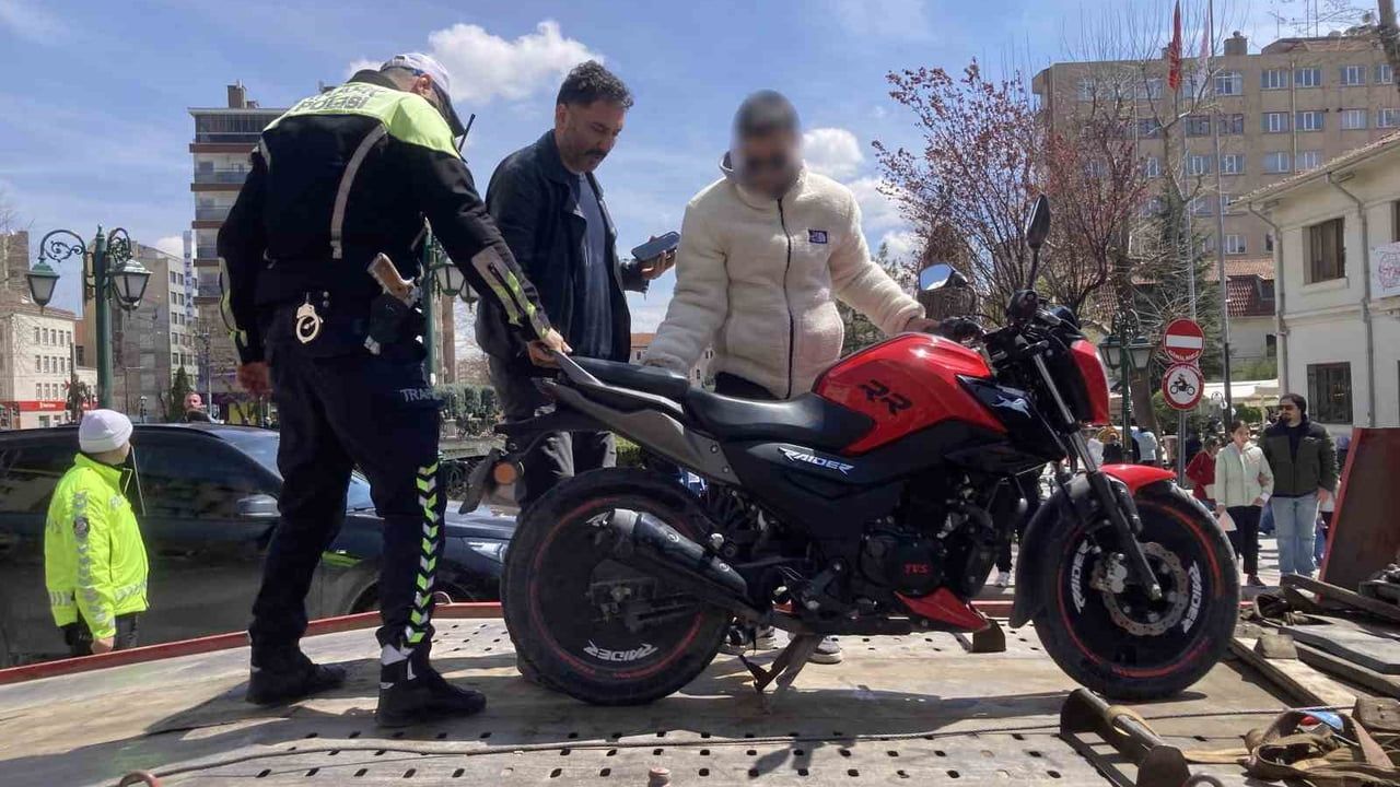 Eskişehir'de gürültülü egzoz kullanan motosikletliye 16 bin 329 TL ceza