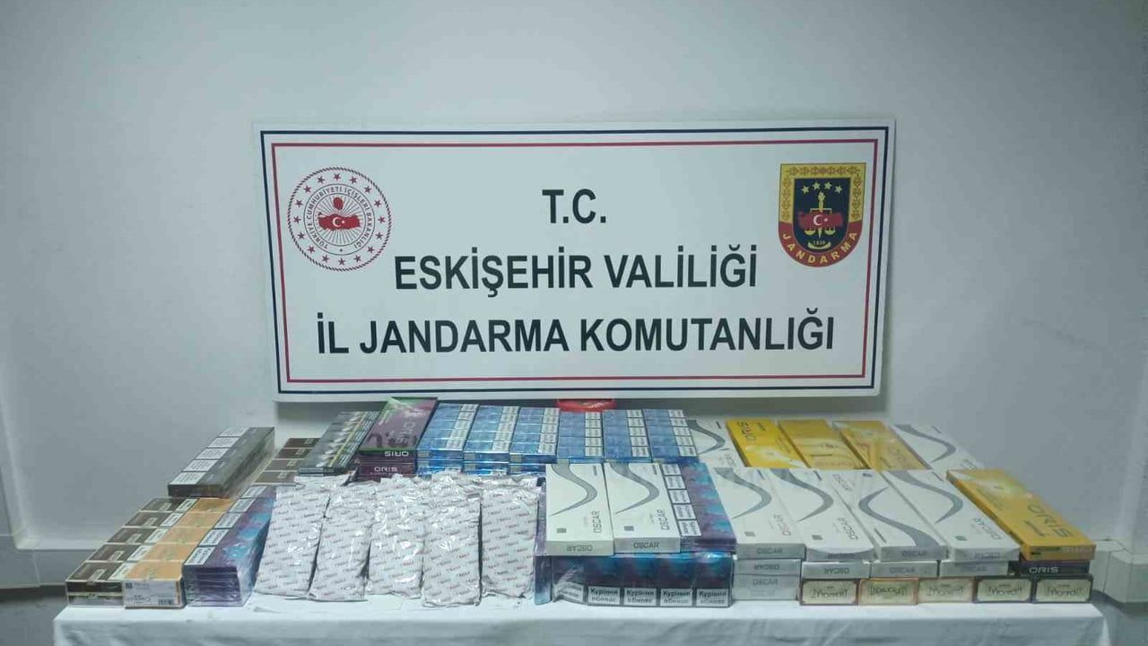 Eskişehir'de jandarma araçta 856 paket kaçak sigara ve 20 paket nargile tütünü ele geçirdi