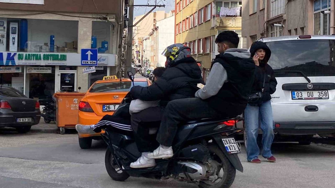 Eskişehir'de kapasitesinin üzerinde motosikletle üç kişinin seyahati