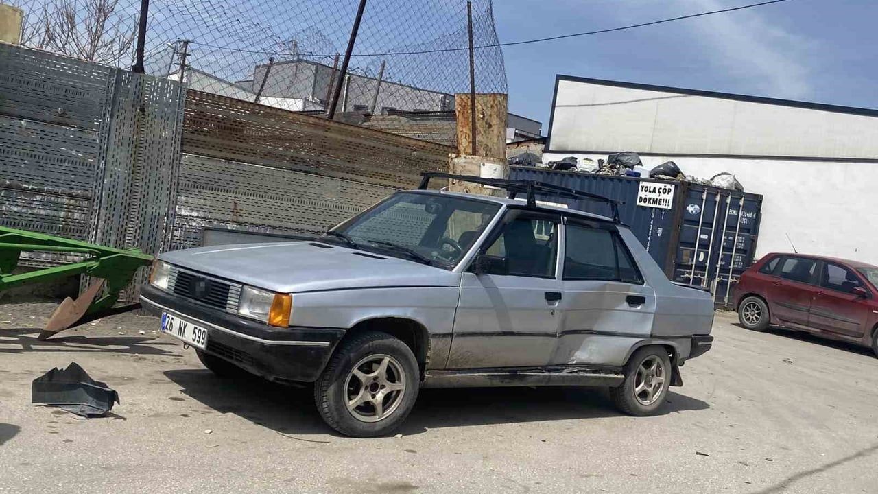 Eskişehir'de kavşak kazası: 4 aracın hasar gördüğü çarpışma