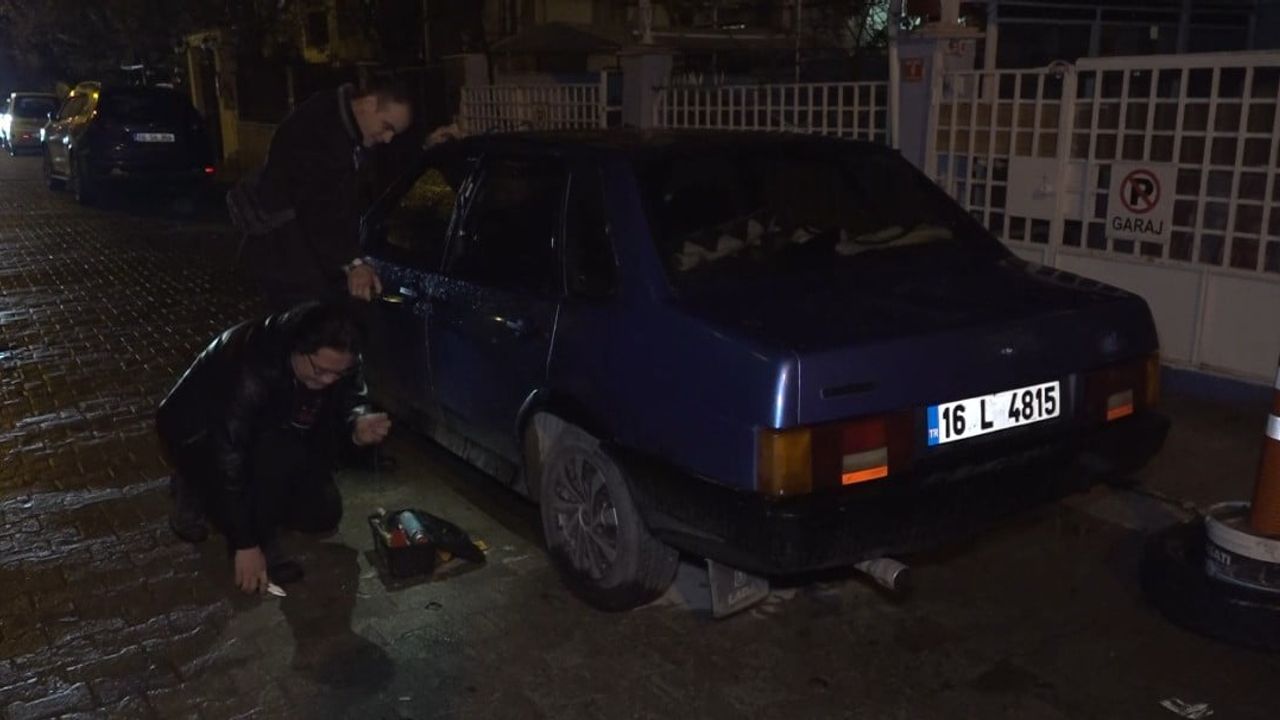 Eskişehir'de Kontakta Bırakılan Anahtar Yüzünden Kilitlenen Araç, Çilingirle Açıldı