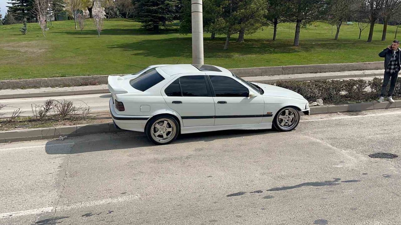 Eskişehir'de kontrolden çıkan otomobil orta refüje çıktı; sürücü hafif yaralandı