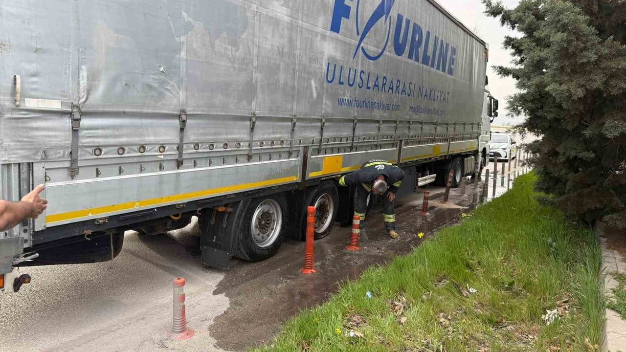 Eskişehir'de Lastiği Patlayan Tır, İtfaiyenin Hızlı Müdahalesiyle Kurtarıldı
