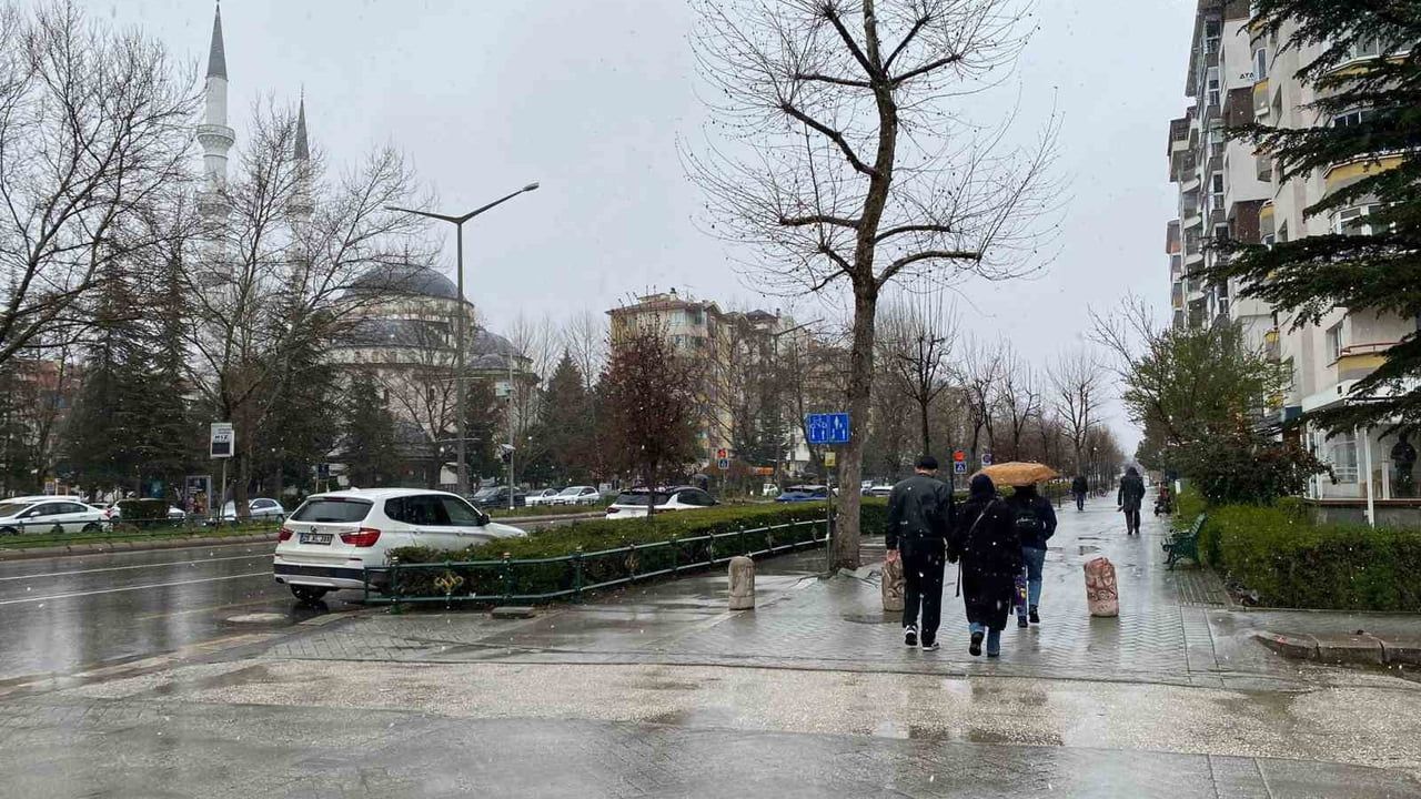 Eskişehir'de Meteoroloji uyarısına rağmen Nisan karla karışık yağışı vatandaşları hazırlıksız yakaladı