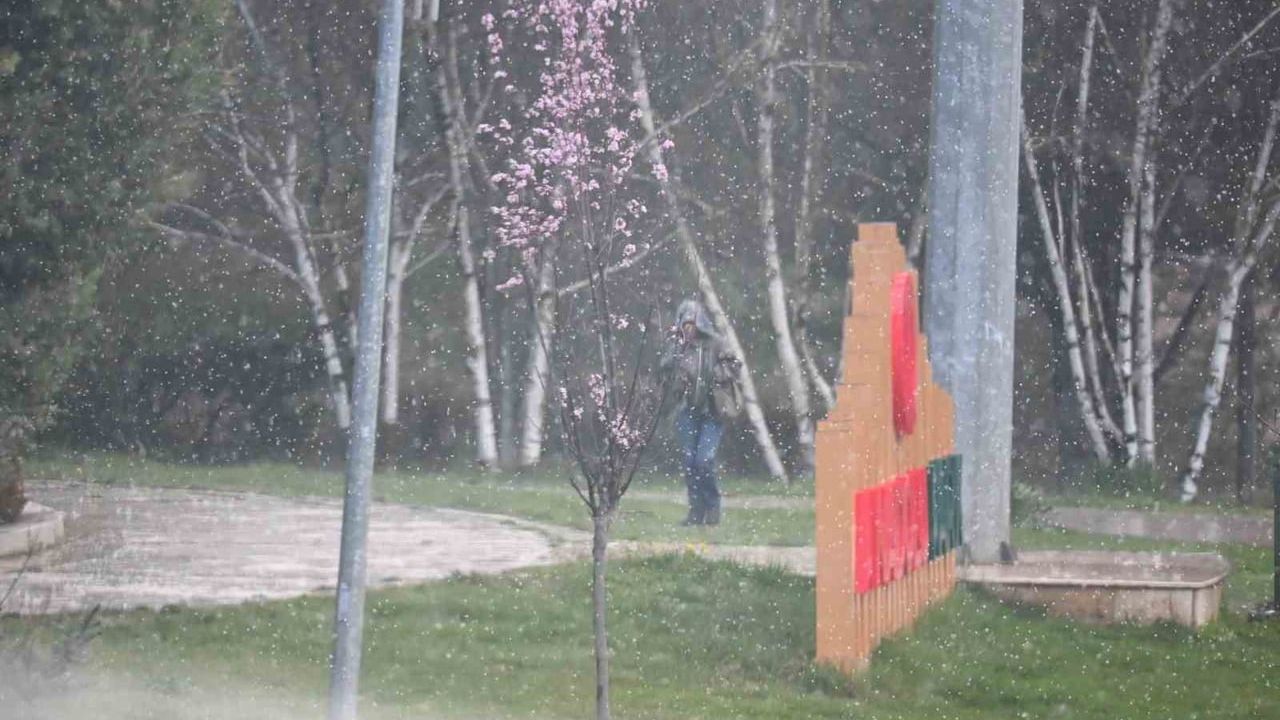 Eskişehir'de Nisan Sağanakları: Anadolu Üniversitesi'nde Şemsiye ve Kapüşon Görüntüleri