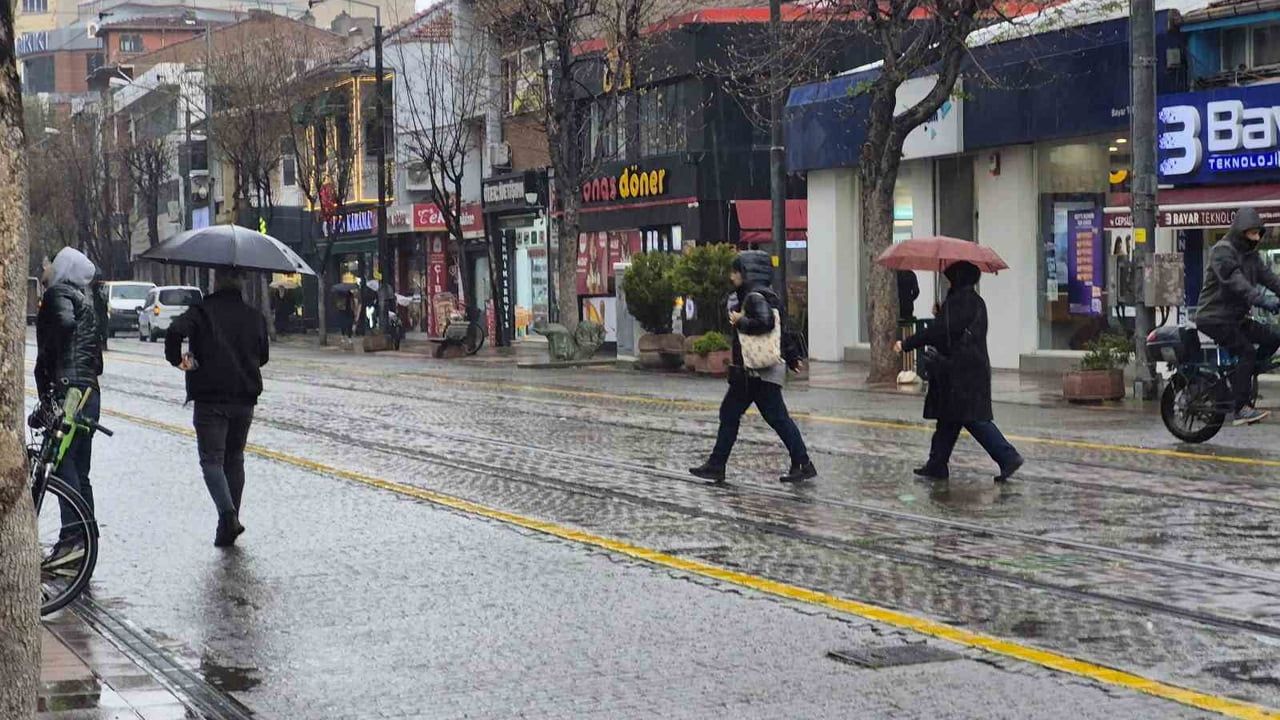 Eskişehir'de öğle saatlerinde beklenen sağanak etkili oldu