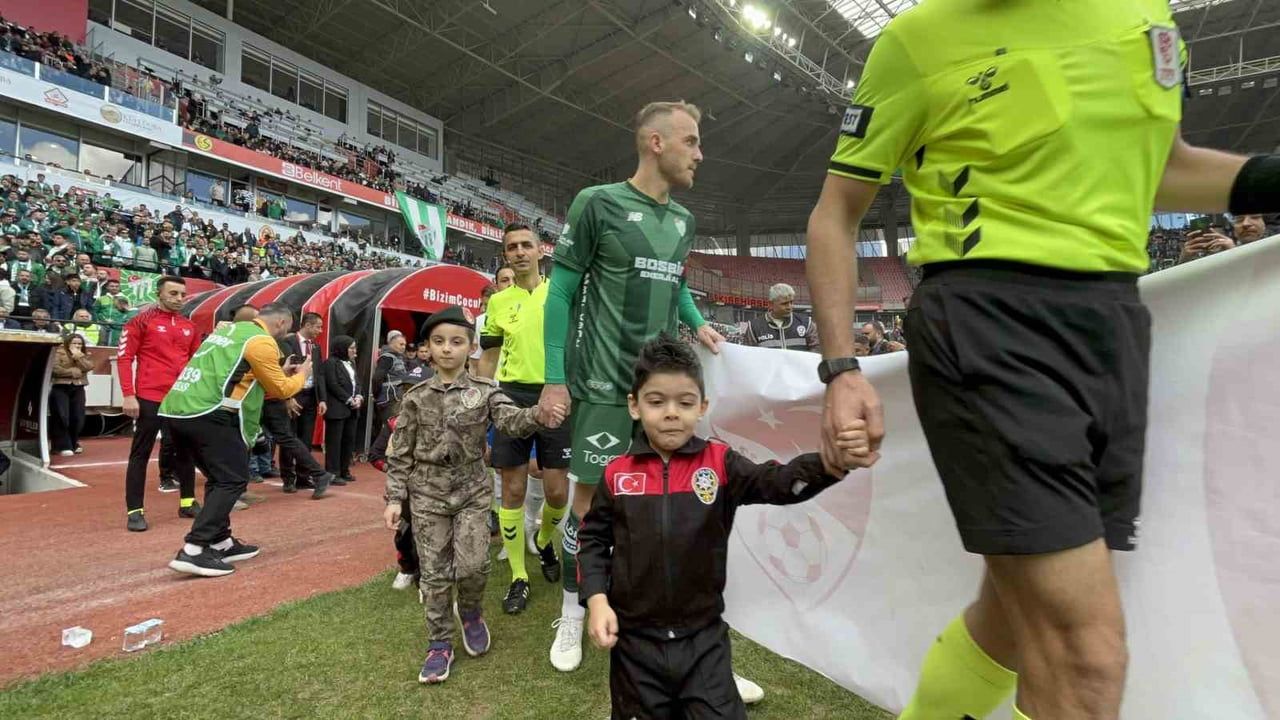 Eskişehir'de Polis Haftası: Üniformalı Minik Taraftarlar Ankara Demirspor-Bursaspor Maçında Sahadaydı