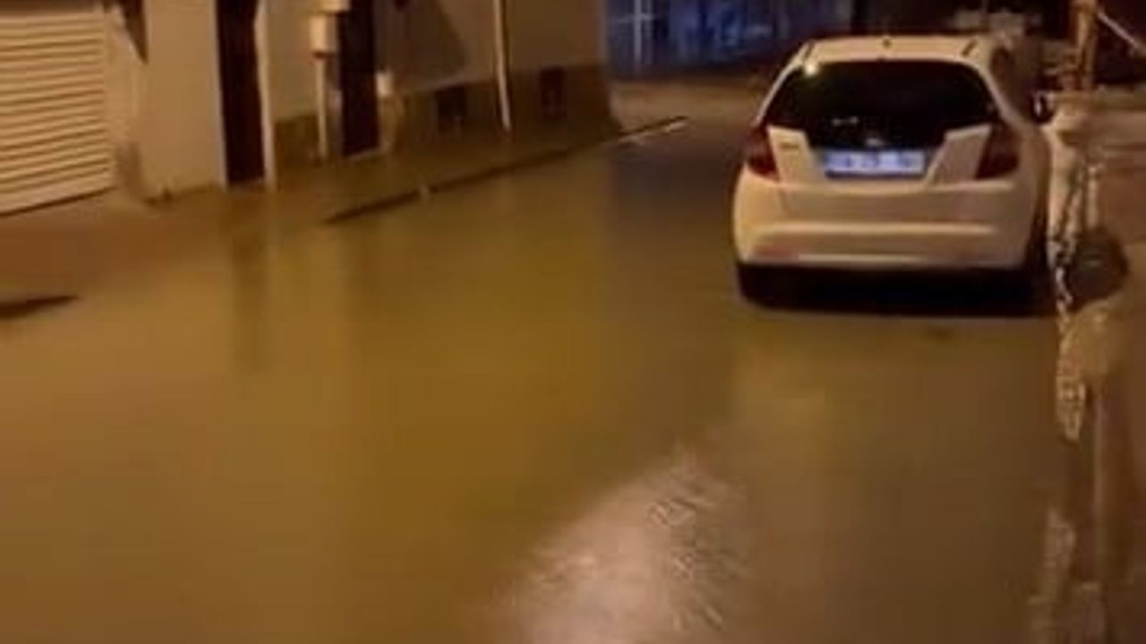 Eskişehir'de sağanak sokakları suyla kapladı, vatandaşlar ulaşımda zorluk yaşadı