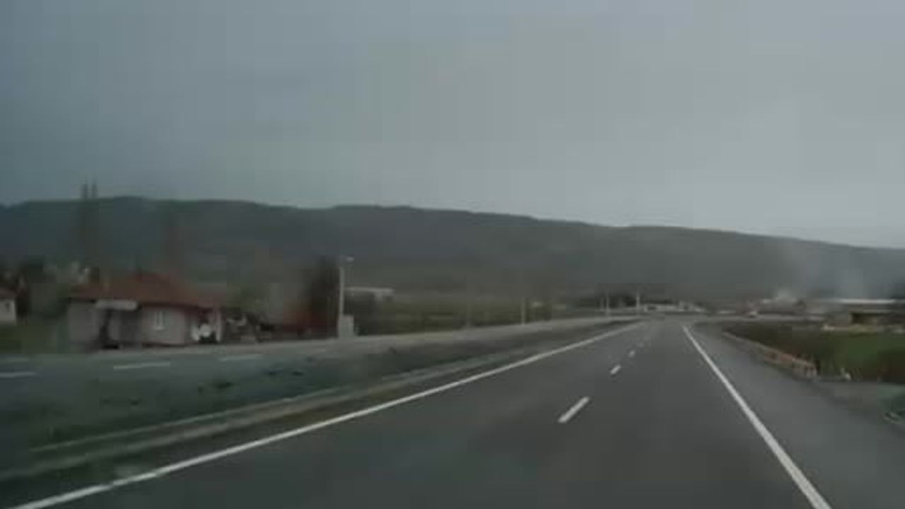 Eskişehir'de ters yönde ilerleyen kamyonetin tehlikeli sürüşü kameraya yansıdı