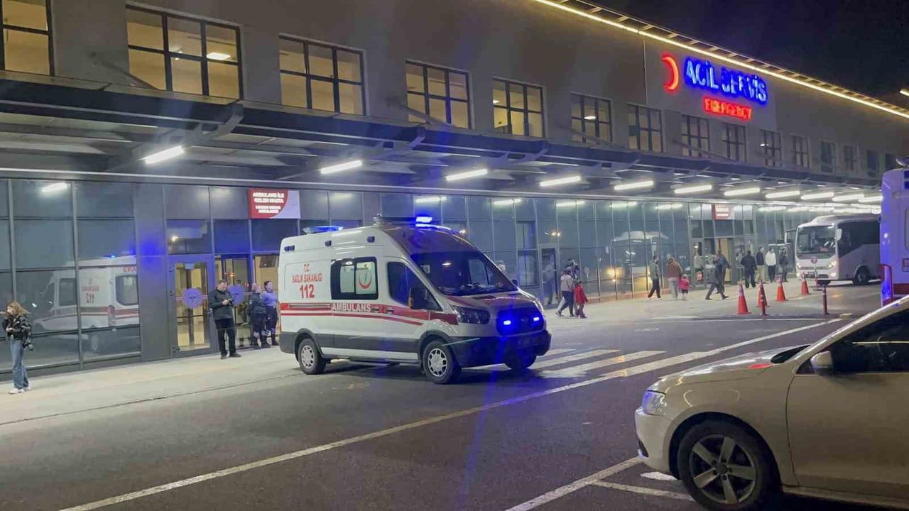 Eskişehir'de trafik kazası: 1 ölü, Günyüzü Kaymakamı Muhammed Raşit Kurt ve şoförü hastaneye kaldırıldı