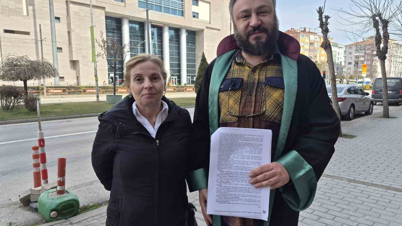 Eskişehir'de 'yan bakma' kavgasında öldürülen Ali Aksu'nun annesi adalet arıyor