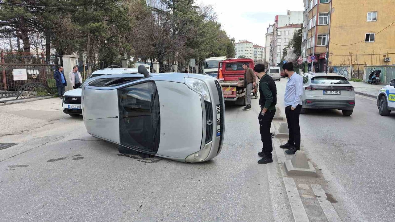 Eskişehir'de Yan Yatan Otomobil: Sürücü Yaralanmadan Kurtuldu