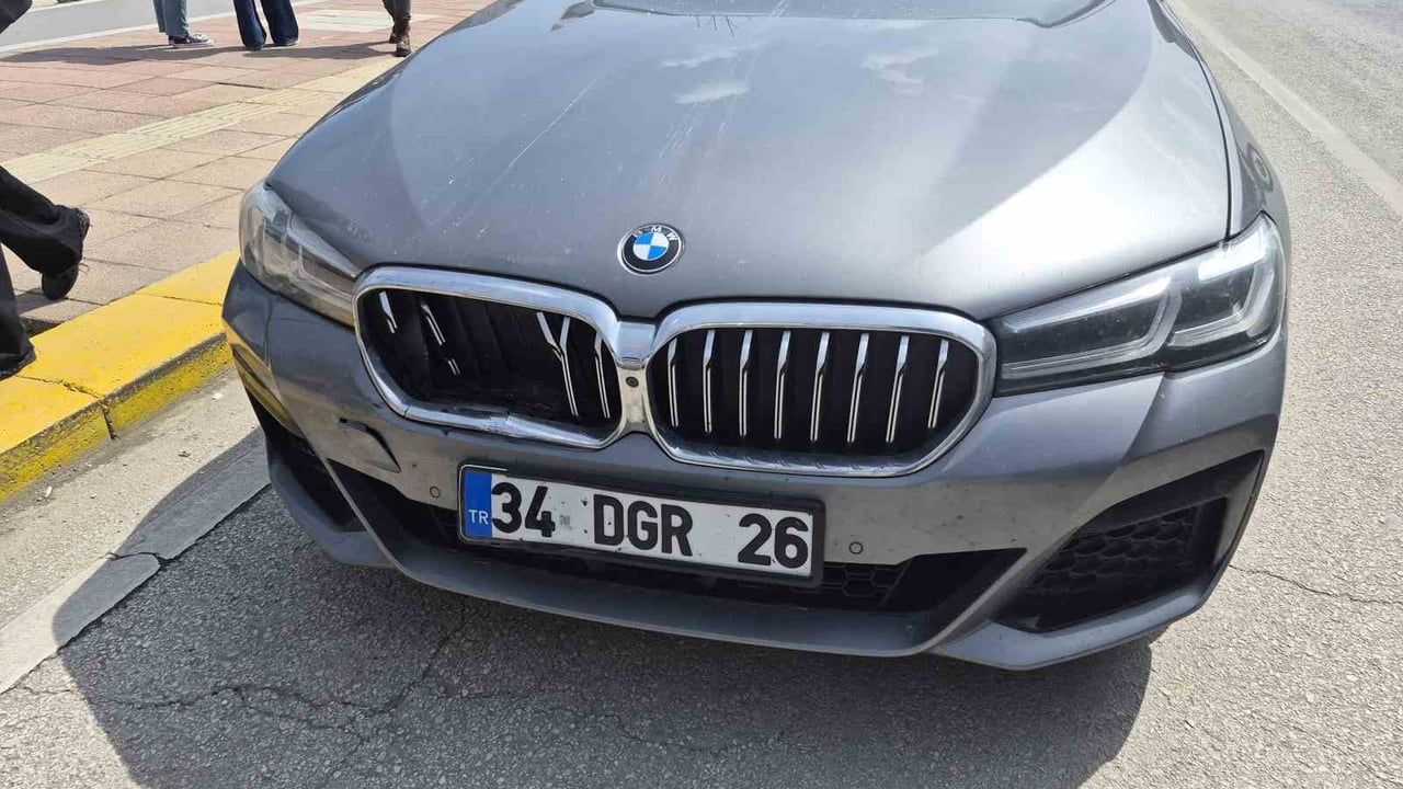 Eskişehir'de yaya geçidi önünde iki aracın karıştığı maddi hasarlı kaza