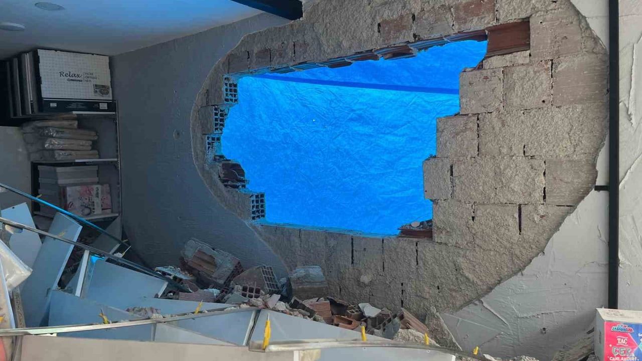 Eskişehir'de yıkımda duvarı delinen esnafa 'brandalı' çözüm