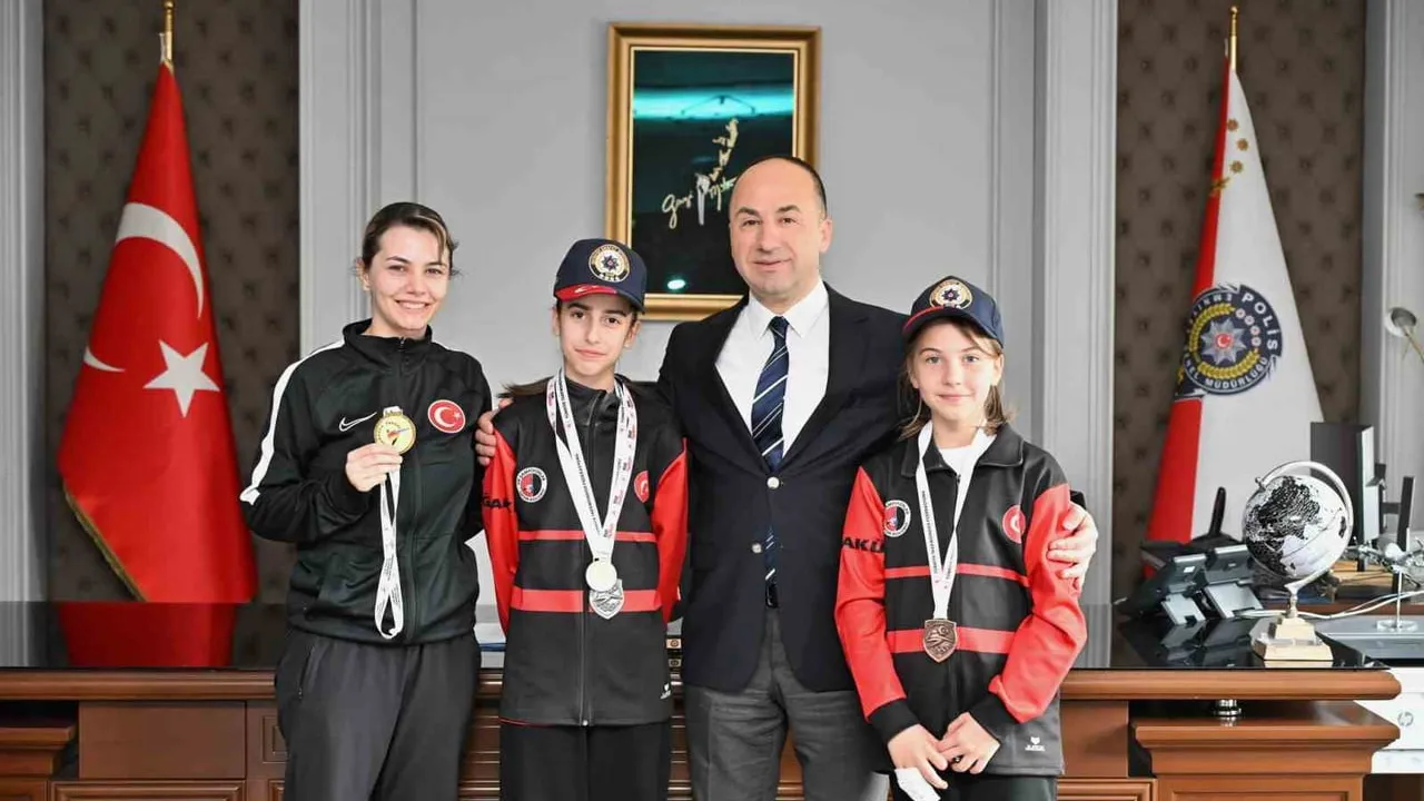 Eskişehir Emniyet Müdürü Tolga Yılmaz, Şampiyon Taekwondocuları Makamında Ağırladı