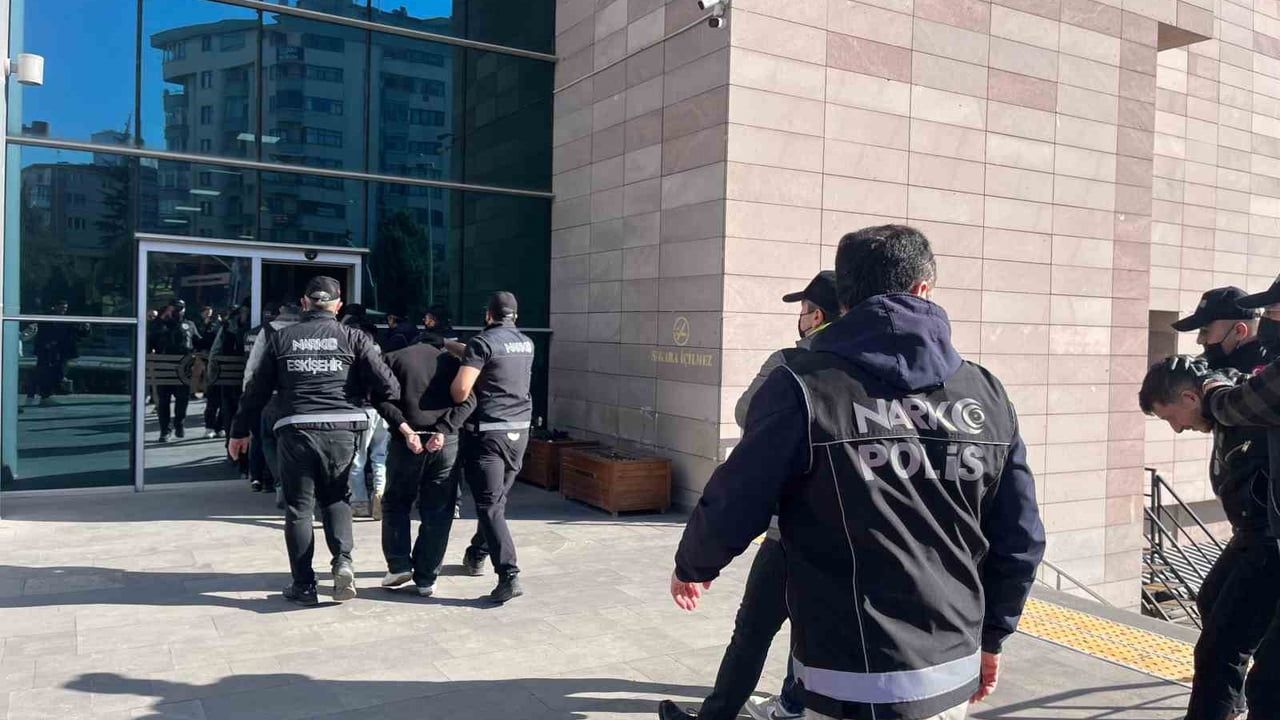 Eskişehir merkezli 6 ilde eş zamanlı uyuşturucu operasyonu: 11 şüpheli adliyeye sevk edildi