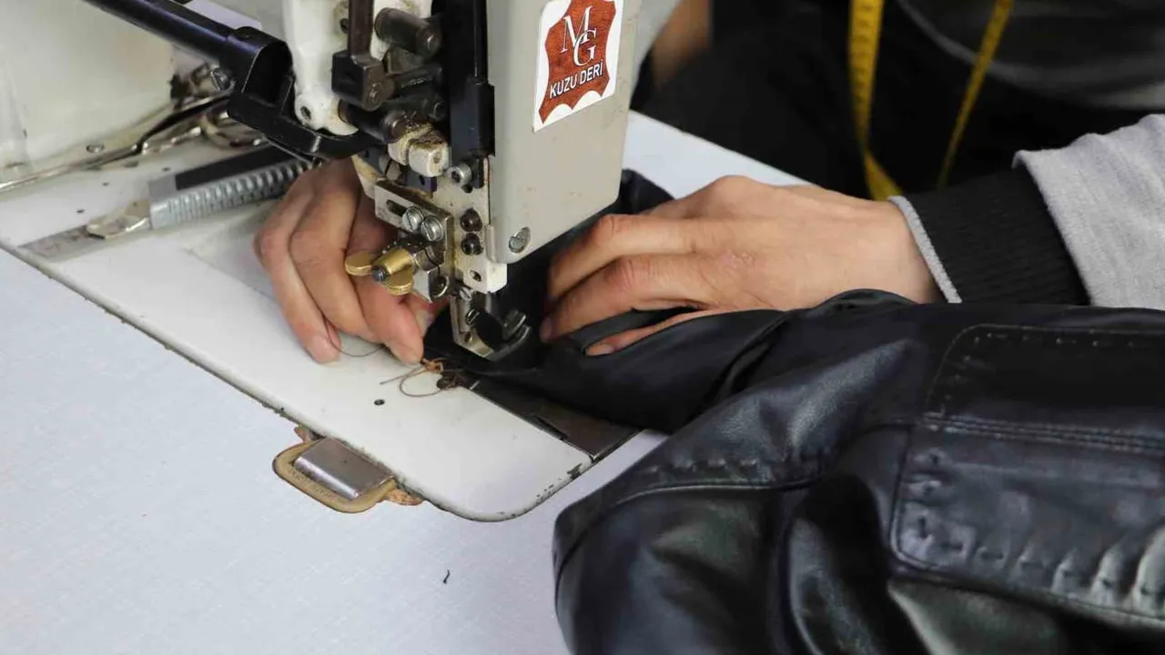 Eskişehirli genç deri ustası Melih Garip, 7 yaşında başladığı zanaatı 4 şubeye ve e-ticarete taşıdı