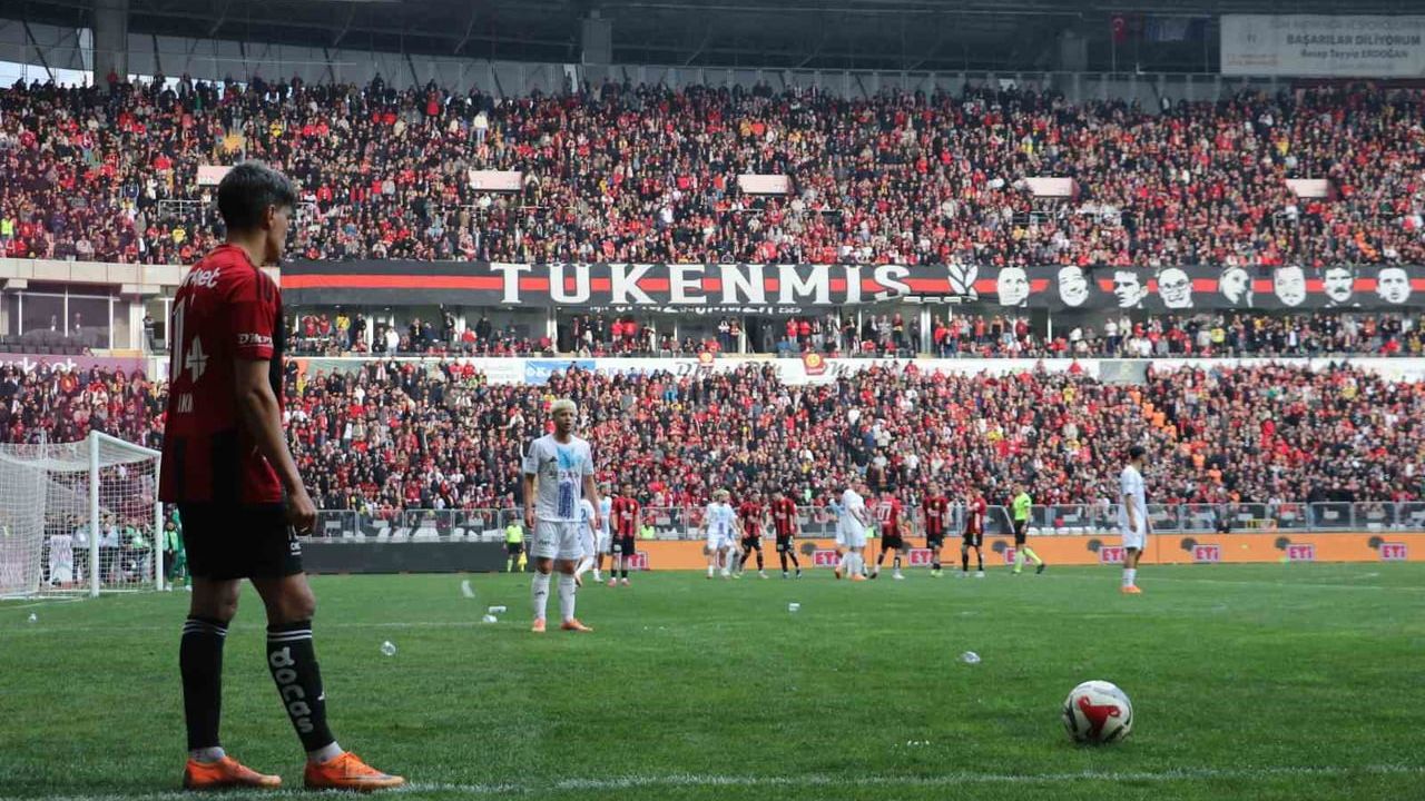 Eskişehirspor 4-0 Kütahyaspor — Kröhn iki golle öne geçti, kırmızı kart maçın seyrini etkiledi