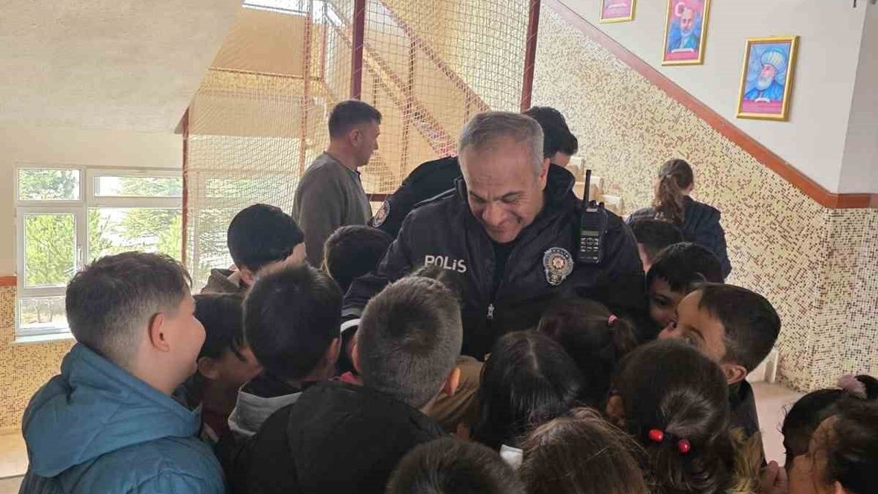 Eti Maden İşletmeleri İlkokulu öğrencilerinden Polis Haftası'nda sürpriz kutlama