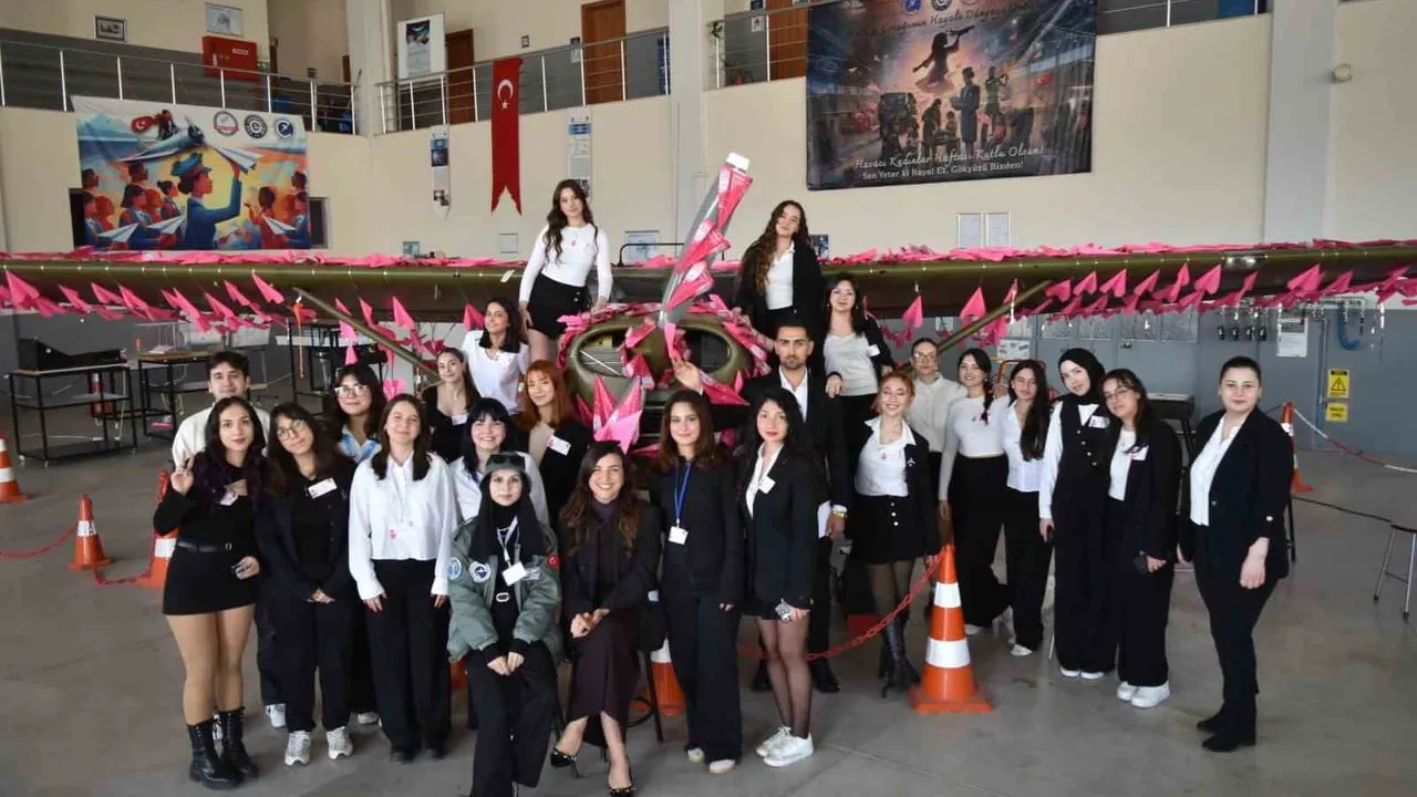 EÜ Öğr. Gör. Özde Yılmaz Şenol, iWOAW'dan Üçüncü Kez Ödül Aldı; İzmir Uluslararası Unvan Kazandı