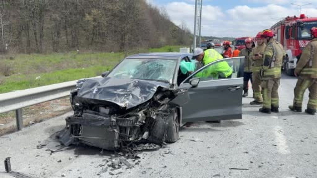 Eyüpsultan'da hafriyat kamyonuna arkadan çarpan otomobilde 1 kişi yaralandı