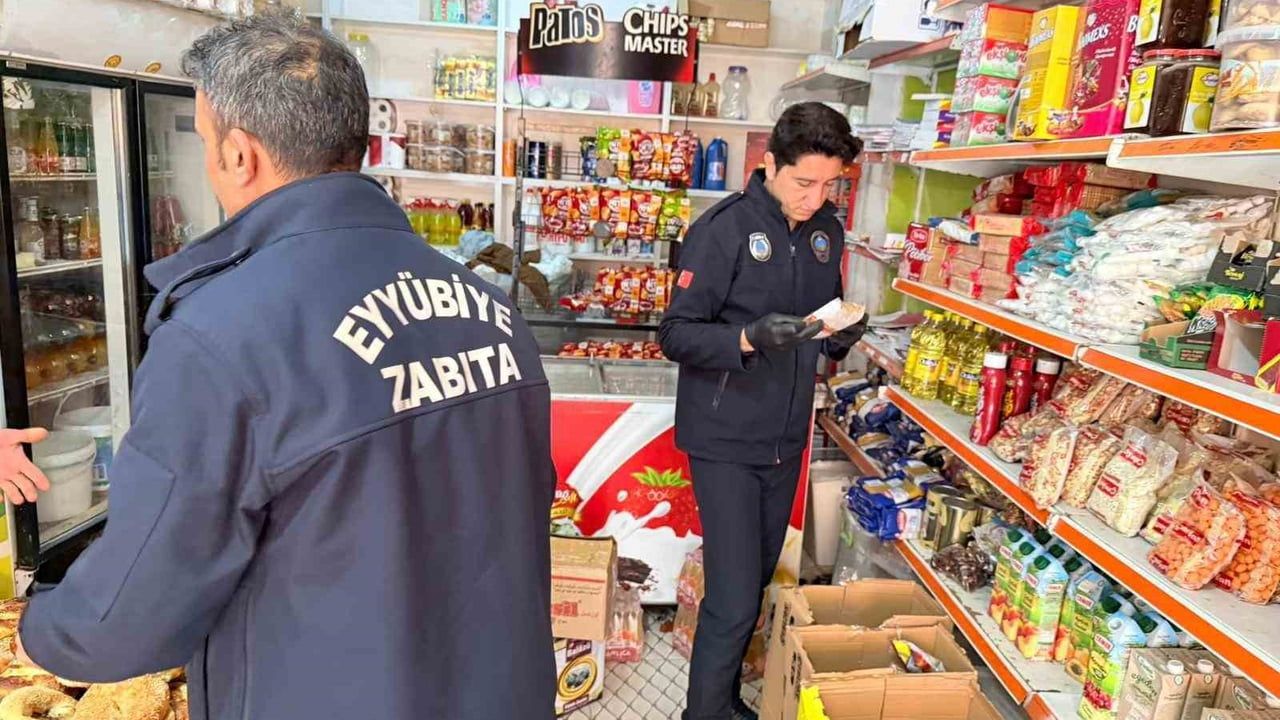 Eyyübiye Zabıtası son tüketim tarihi geçmiş gıdaları el koydu ve imha etti