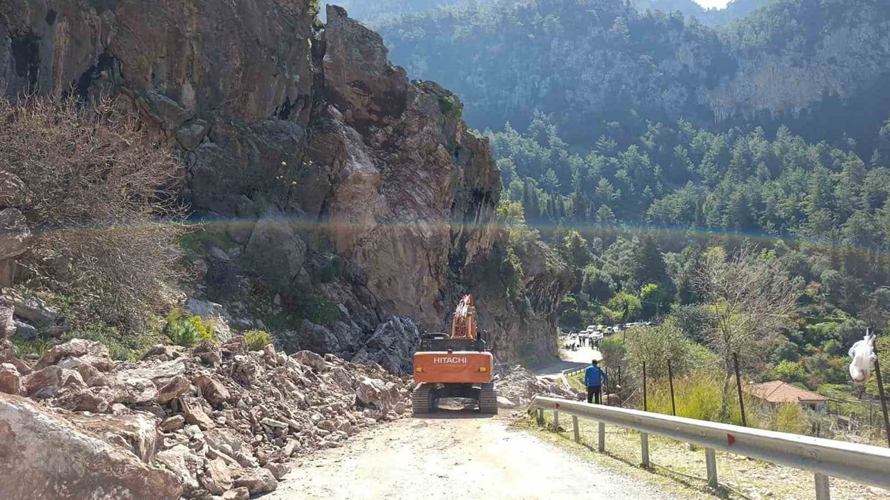 Faralya Kabak'ta Heyelan Ulaşıma Kapattı: Muğla Büyükşehir Hızlı Müdahale ve İzin Süreci