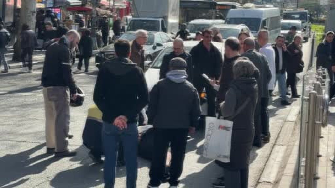 Fatih Millet Caddesi'nde 70 yaşındaki kadına otomobil çarptı, yaralı hastaneye kaldırıldı