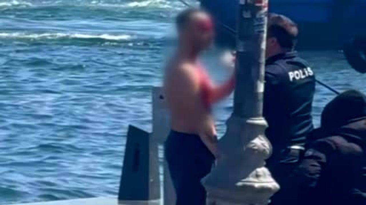 Fatih Sirkeci'de döner bıçağıyla kendini yaralayan kişi hastaneye kaldırıldı