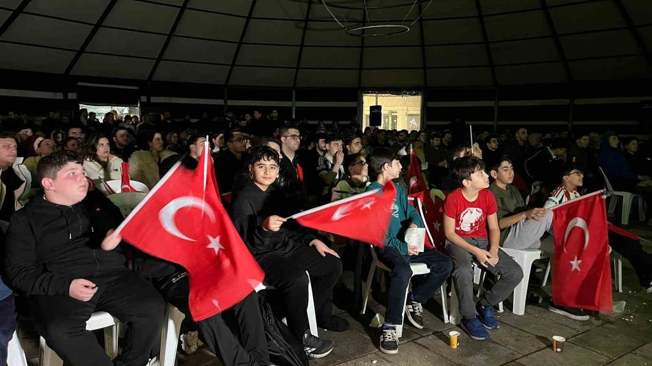 Fatih'te A Milli Takımın Kosova Zaferi: 2026 Dünya Kupası Bileti Coşkuyla Kutlandı